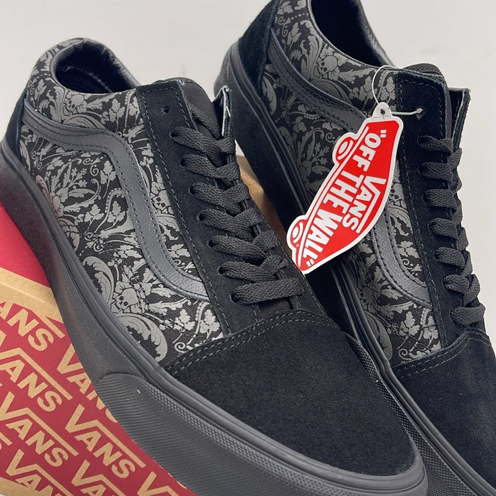 Vans WMNS Black and Gray Patterned Sneakers Old Skool
Skull Tapestry Raven/Black - Picture 6 of 15